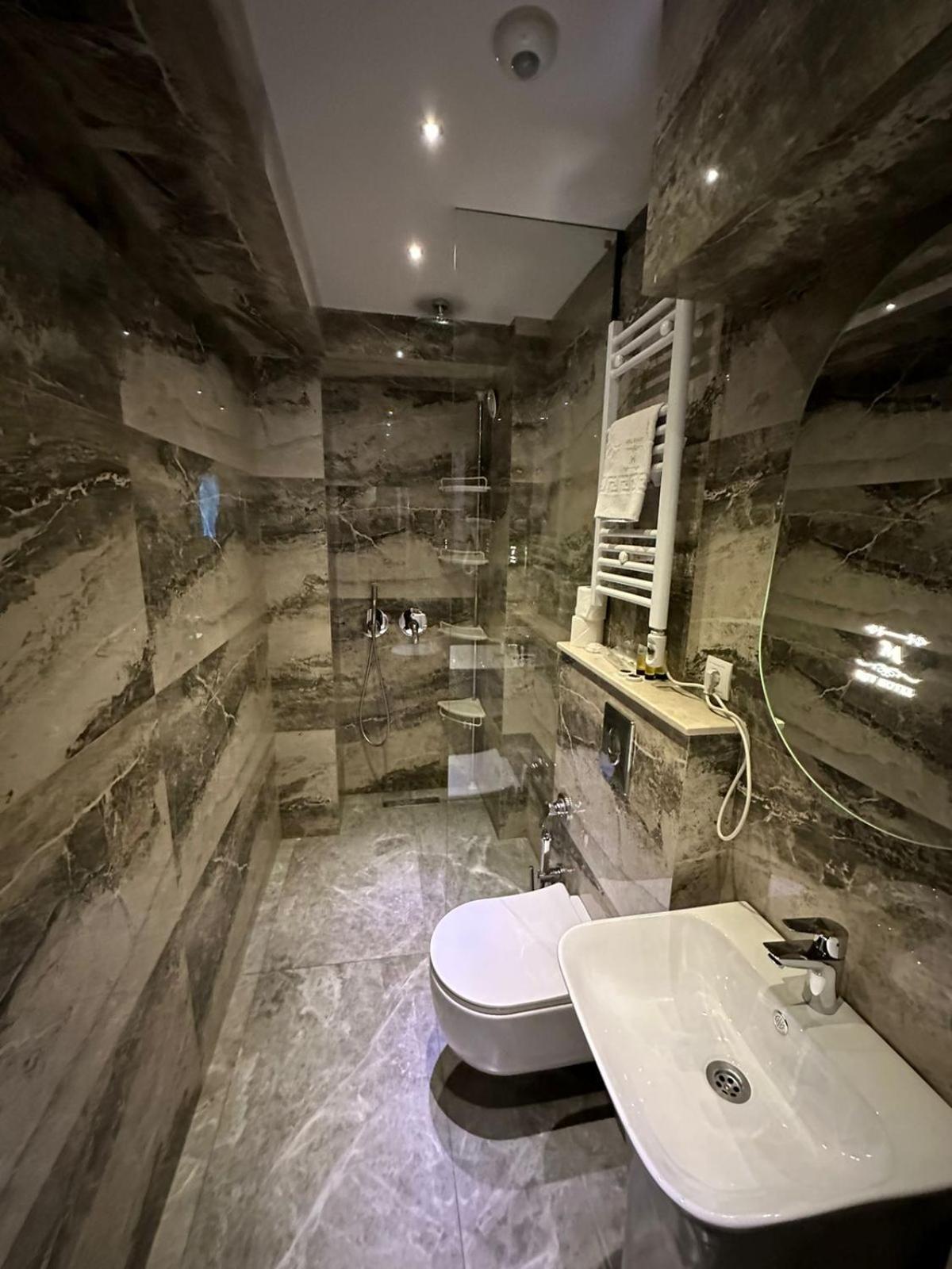M 1 T Hotel Tbilisi Exteriör bild