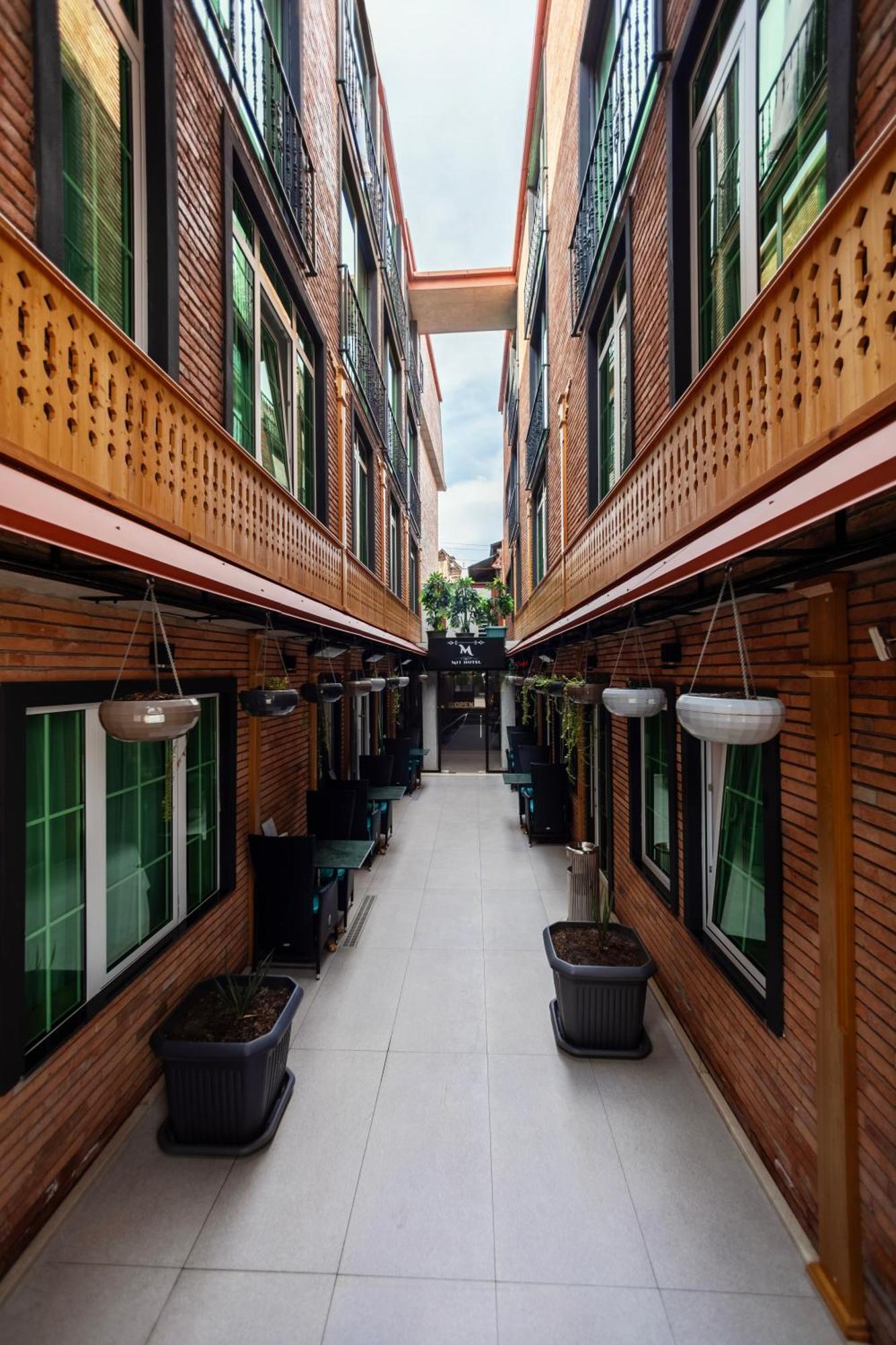 M 1 T Hotel Tbilisi Exteriör bild